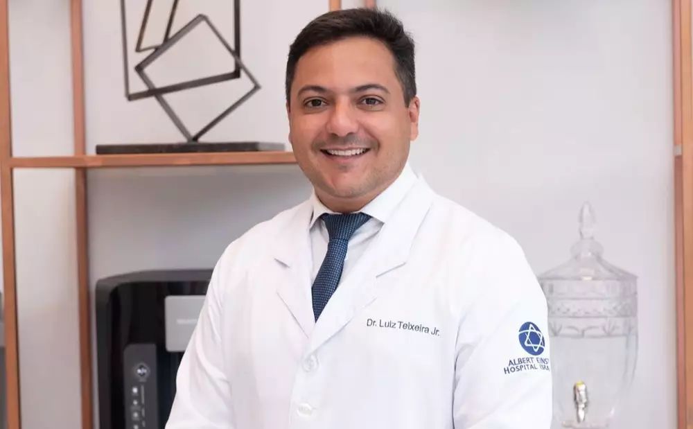 Dr. Luiz Teixeira da Silva Júnior, patologista clínico, de jaleco branco